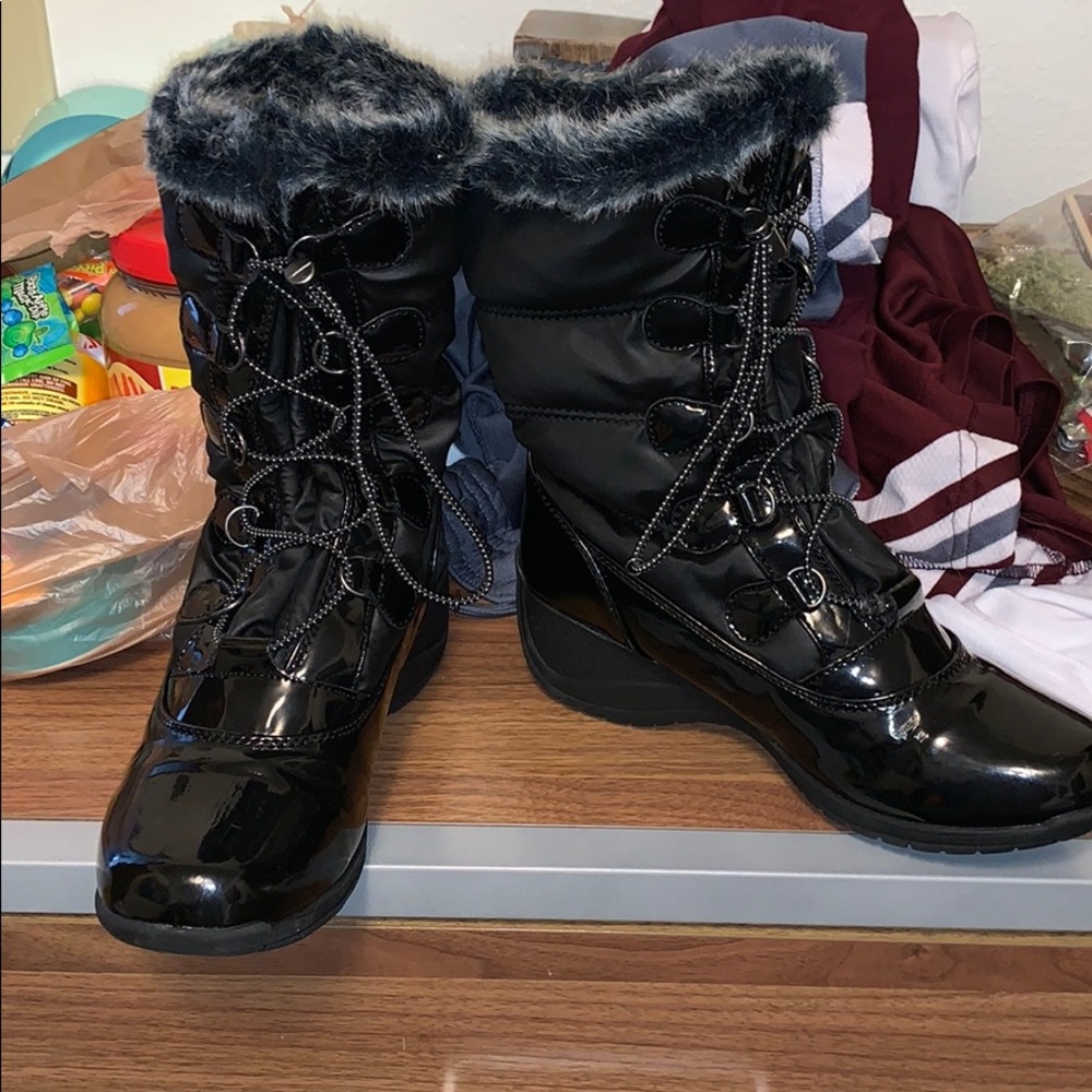 Never worn snow boots